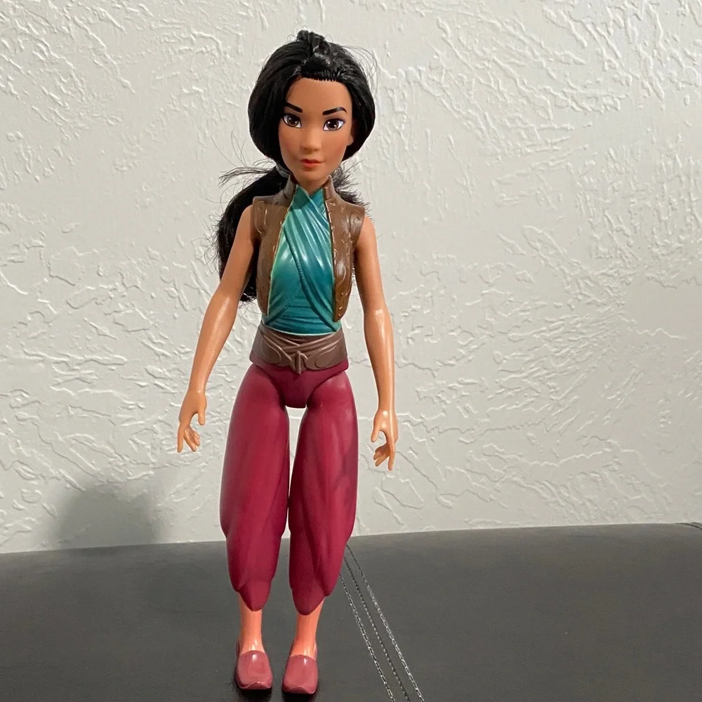 Disney Pricess Raya Doll with Teal and Burgundy Outfit